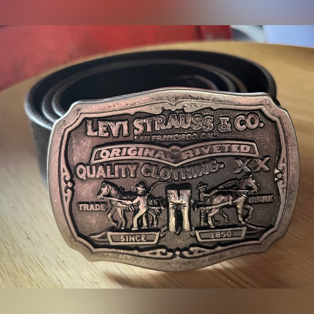 LEVI’S LIMITED EDITION SILVER BELT BUCKLE WITH BLACK LEATHER BELT